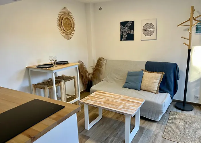 Studio With Private Car Park And Air Con